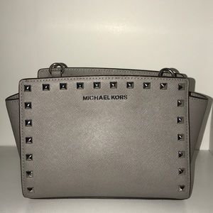 MICHAEL KORS GRAY STUDDED PURSE